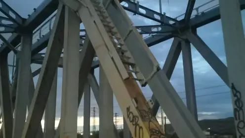 В Красноярске школьницу ударило током на железнодорожном мосту