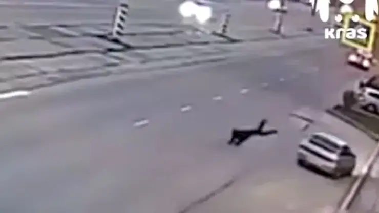 В Ачинске «ВАЗ» на огромной скорости сбил 20-летнего парня на пешеходном переходе (видео)
