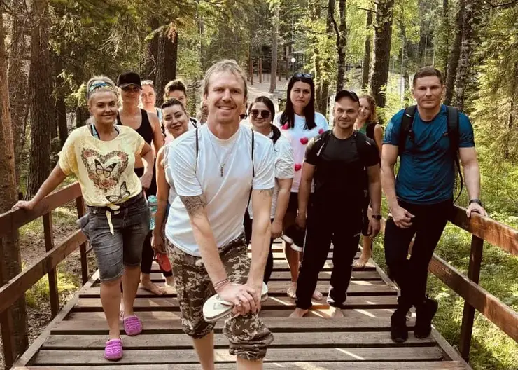Международный день йоги отметили в национальном парке «Красноярские Столбы»