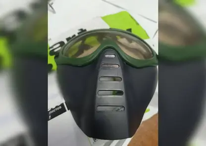 В Красноярске дедушка с игрушечным пистолетом и в детской маске ограбил магазин