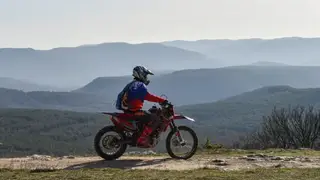 Мотоциклист без прав сбил 9-летнего мальчика в кузбасском Мариинске: суд приговорил его к штрафу