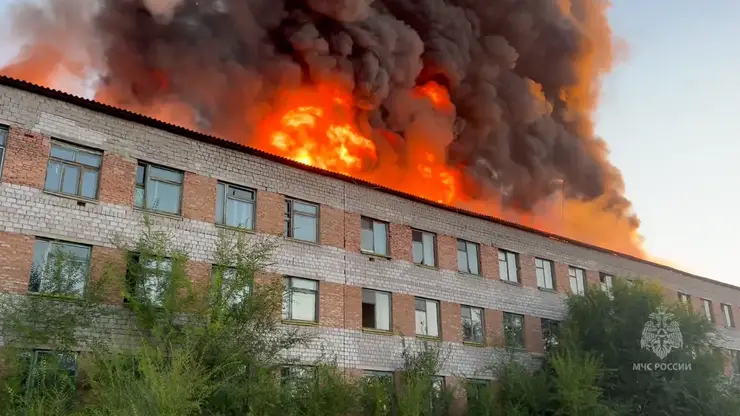 Пожар охватил здание бывшей войсковой части под Минусинском