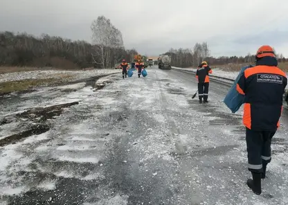 Топливо разлилось на трассе в Красноярском крае после столкновения двух фур