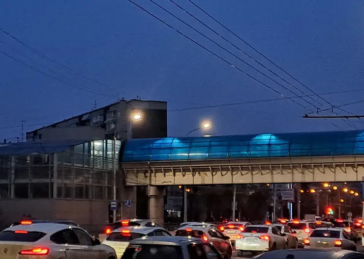 «В честь чего стоим»: Красноярск сковали утренние пробки