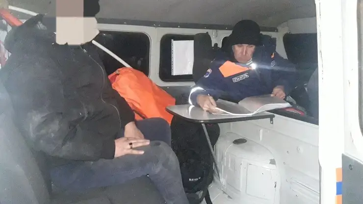 Мужчина провалился в узкую расщелину на красноярских Столбах, когда пытался покорить одну из скал