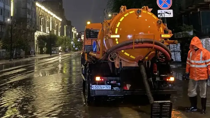 Почти пять тысяч кубометров воды откачали с дорог Красноярска за выходные