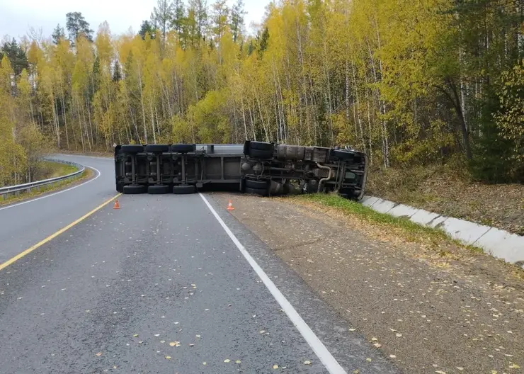 Углевоз перевернулся на трассе Р-257 в Красноярском крае
