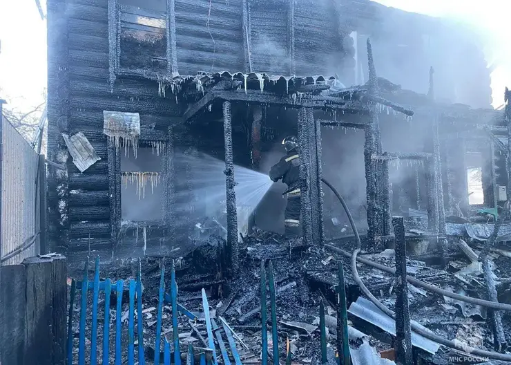 Мать с двумя детьми погибли при пожаре в Минусинске