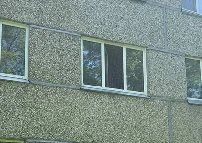 Маленький ребенок выпал из окна пятиэтажки в Хакасии, пока его мать спала