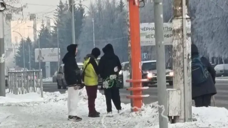 Группа подростков бросала петарды в прохожих в Кемерове