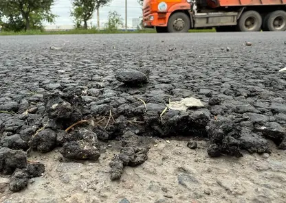 В Красноярске асфальт на Свердловской уложили тоньше нормы