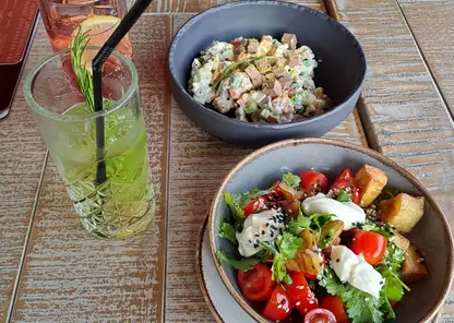 Красноярке в кафе подали салат с нежелательным ингредиентом. Она не хотела платить