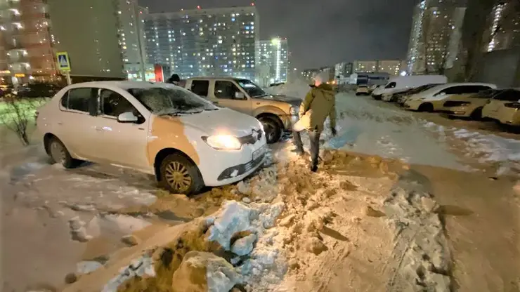 В Красноярске УК могут штрафовать и лишать лицензии за некачественную уборку снега во дворах