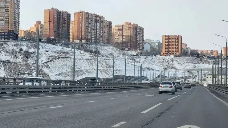 В Красноярске окончательно отменили выделенную полосу на Николаевском мосту