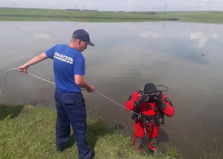 В Красноярском крае мужчина отдыхал с друзьями на озере и утонул. Приятели не сразу заметили его пропажу