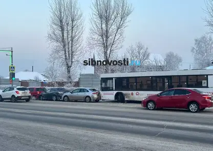 Массовая авария на Свободном в Красноярске: пострадали три легковушки и автобус