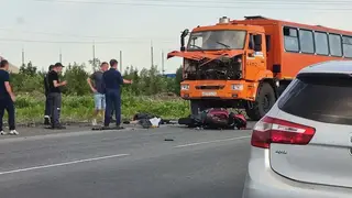 Родился в рубашке: в Норильске мотоциклист гнал по встречке и врезался в КамАЗ, он выжил (видео)