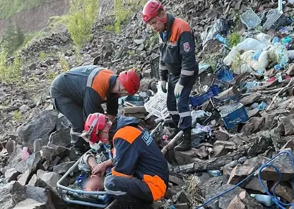 В Красноярске спасатели помогли упавшему с обрыва мужчине