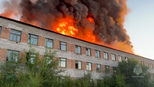 Пожар охватил здание бывшей войсковой части под Минусинском