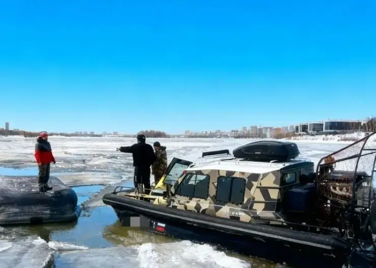 Аэролодка с тремя людьми перевернулась на Оби в Новосибирске