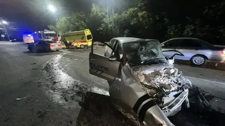 Пьяный водитель иномарки на полной скорости влетел в машину скорой помощи на «встречке» в Ачинске