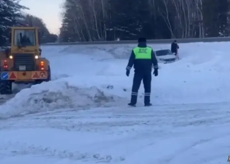 Полицейские помогли водителю в кювете на трассе Красноярск-Иркутск