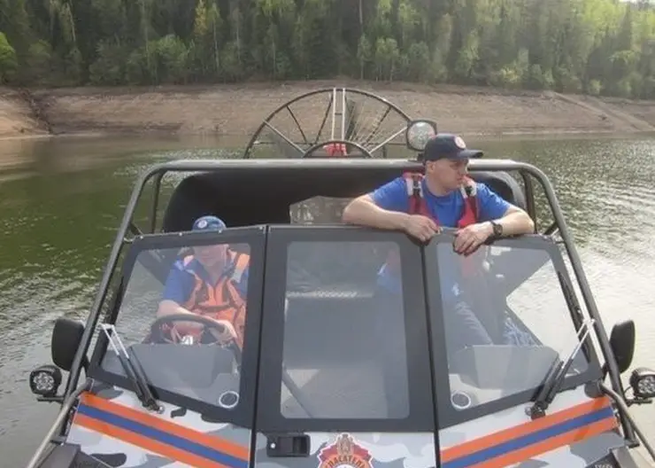 Двух женщин и мужчину эвакуировали спасатели на Красноярском водохранилище