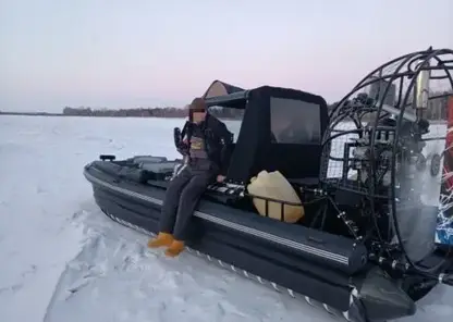 Замерзающий посреди реки: спасатели Кузбасса эвакуировали мужчину с заглохшей аэролодки