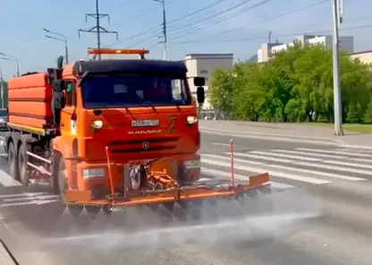 В Красноярске из‑за жары поливают дороги