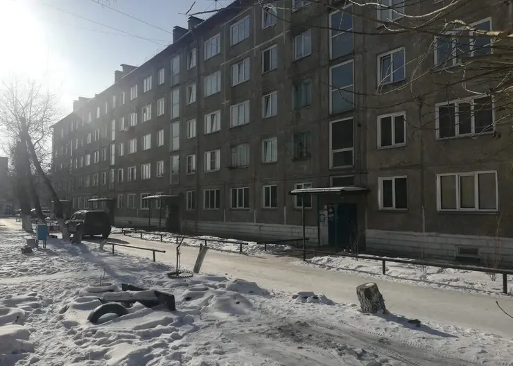 Пьяный житель Минусинска угрожал убить годовалую дочь из-за ссоры с сожительницей