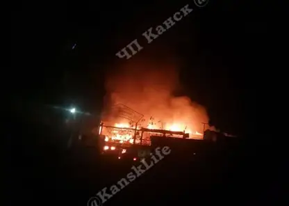 Крупный пожар в Канске: загорелся мебельный цех и гаражи