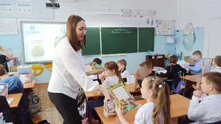 Энергия чтения: Богучанская ГЭС пополнила книжные фонды школ и библиотек в День книгодарения