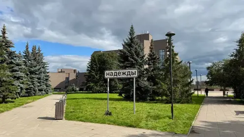 В Красноярске поставили «Знак надежды» — как дорожный указатель, только про искусство