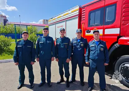 В Красноярске спасатели вытащили из загоревшейся квартиры двух детей. Пожар устроил сосед