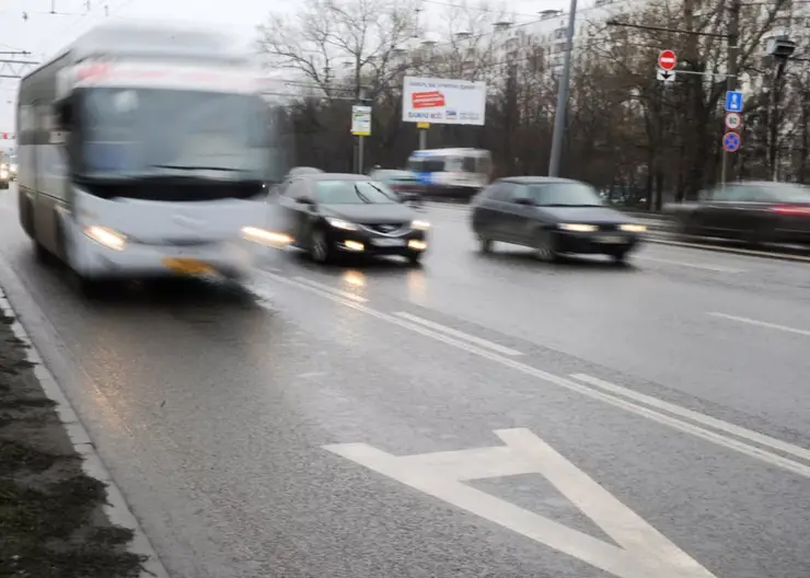 С 9 января красноярским автомобилистам снова запрещено ездить по выделенным полосам