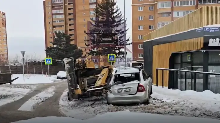 Эвакуатор уронил погрузчик на кольце в Красноярске и повредил два припаркованных автомобиля