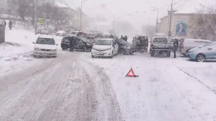 На Камчатке сильный гололед: в регионе фиксируют массовые ДТП, дороги превратились в «зеркало»