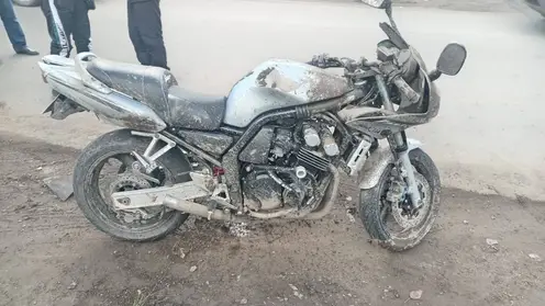 Мотоциклист без прав и шлема разбился в Богучанском районе Красноярского края, врезавшись в опору ЛЭП