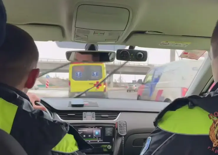 Сотрудник  ДПС вместе с медиками «скорой помощи» провели в Красноярске профилактический рейд «Маяк»