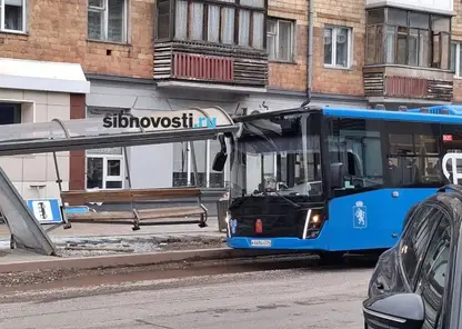 Автобус снёс остановку в Красноярске