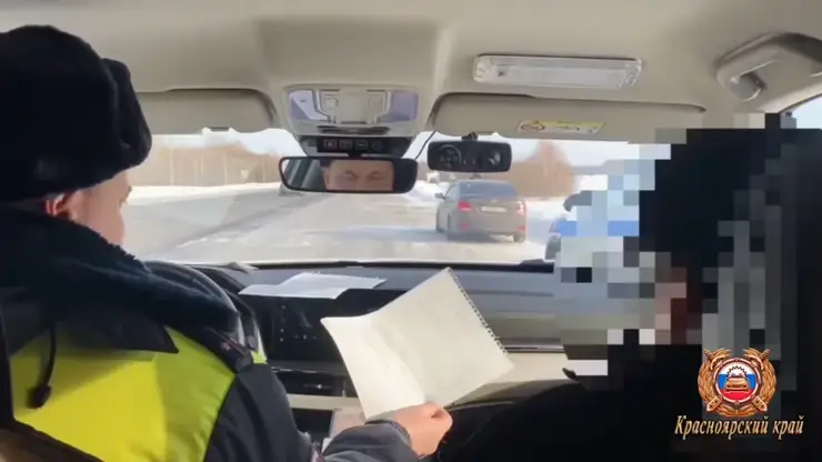 Водителя маршрутки, лишённого прав, задержали на трассе в Красноярском крае
