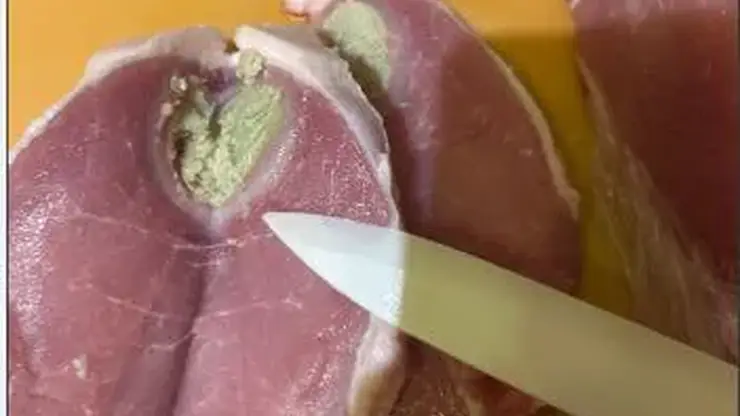 Красноярке через доставку «Яндекс.Еда» курьер принес мясо с гноем