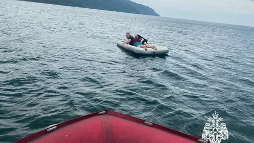 Спасатели на Байкале вернули к берегу мужчину и девочку, которых унесло на надувном матрасе (видео)