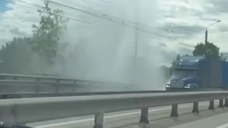 В Красноярске на Пограничников прорвало трубу, фонтан заливает дорогу