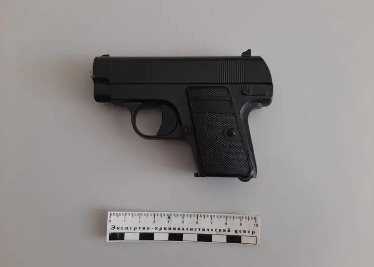 В Канске мужчина из-за ревности угрожал своей жене оружием