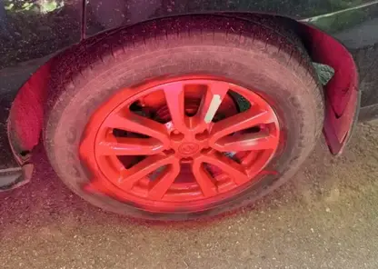 В Кузбассе 7-летний мальчик разрисовывает краской припаркованные машины