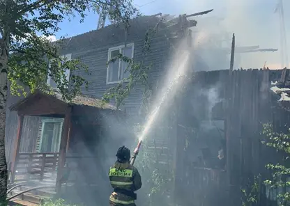 36 человек эвакуировались после возгорания в 2-этажном жилом доме в Лесосибирске 