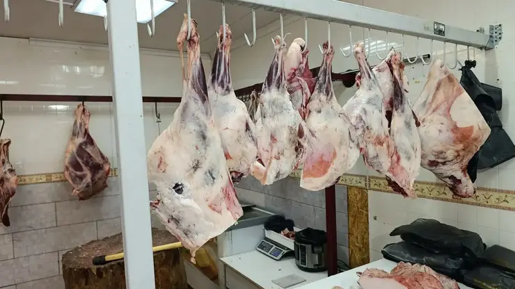 В Красноярске на рынке «Енисейский привоз» обнаружили 44 кг опасного для здоровья мяса