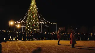 Эн+ открыл новогоднюю площадку с ёлкой в Дивногорске