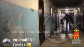 Мужчина в прямом эфире напал на женщину в одном из общежитий Кузбасса